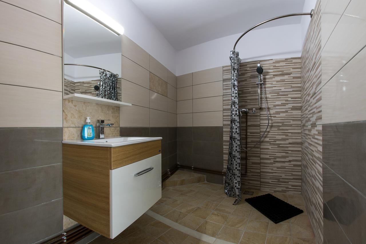 Casa Alex Hotel Novaci-Străini Eksteriør billede