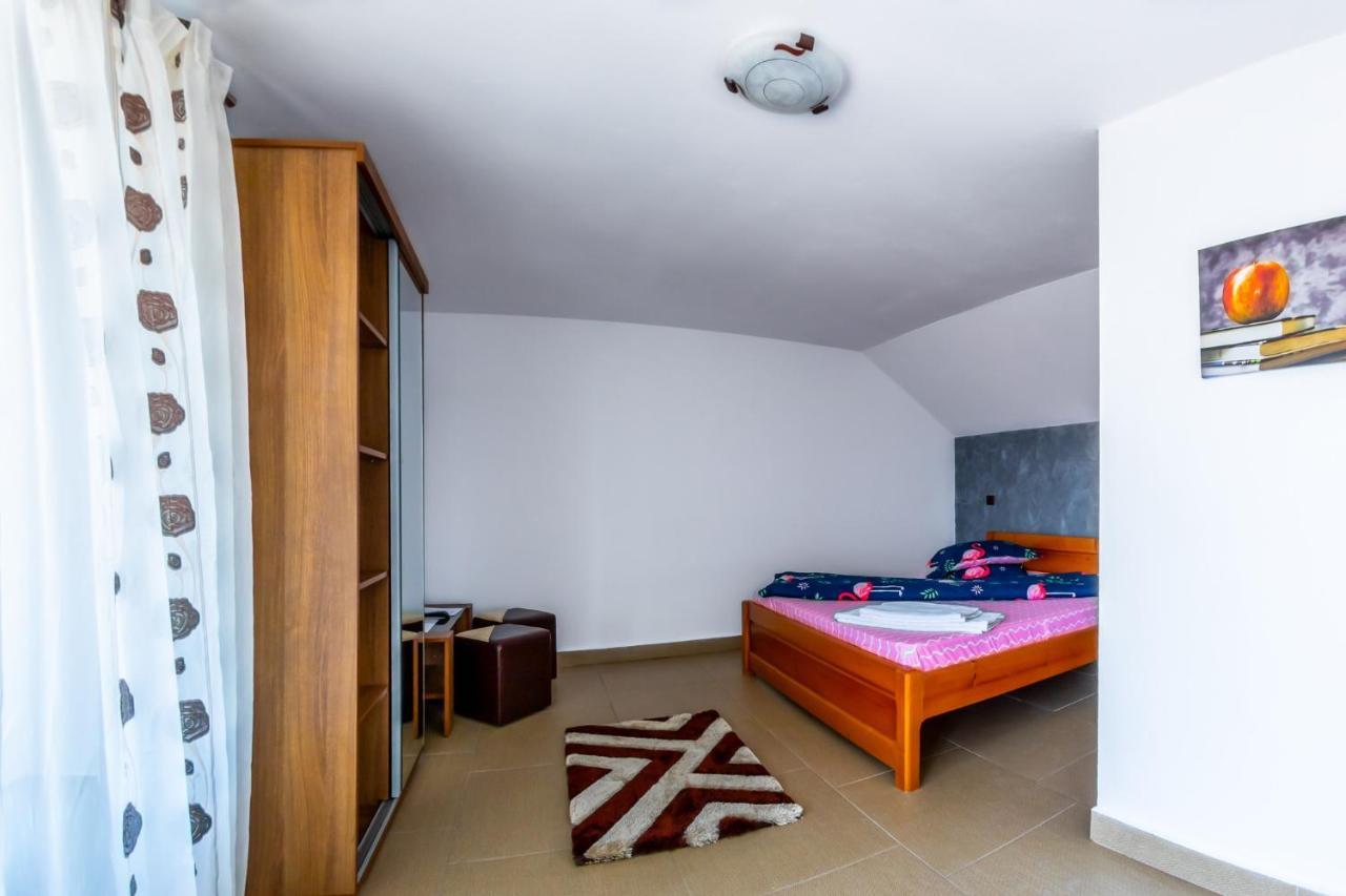 Casa Alex Hotel Novaci-Străini Eksteriør billede