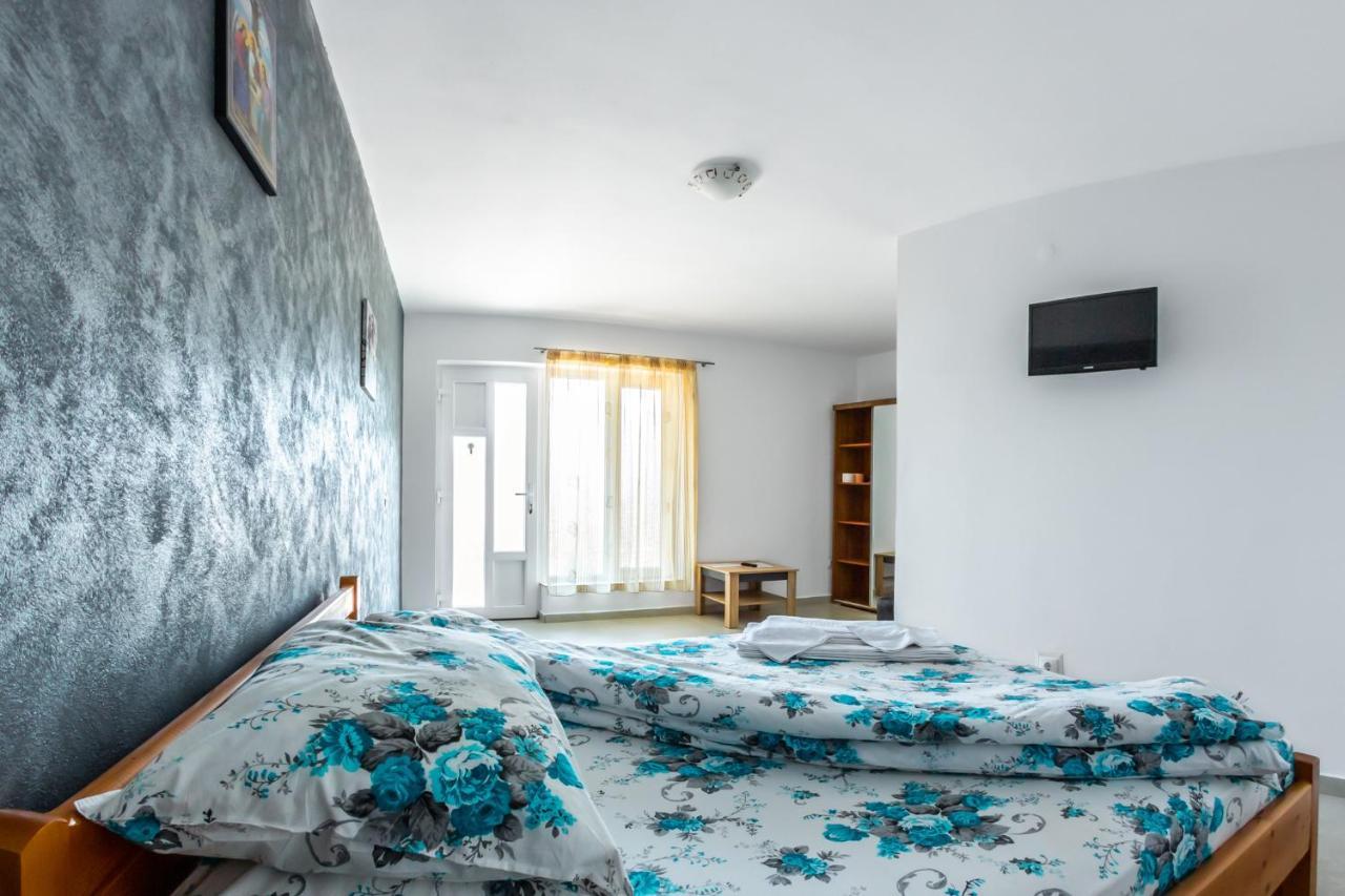 Casa Alex Hotel Novaci-Străini Eksteriør billede