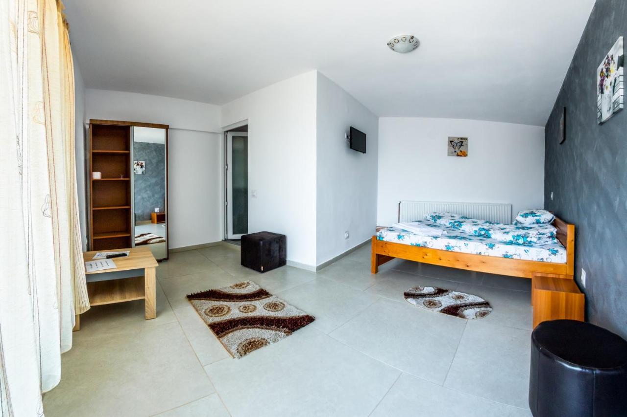 Casa Alex Hotel Novaci-Străini Eksteriør billede
