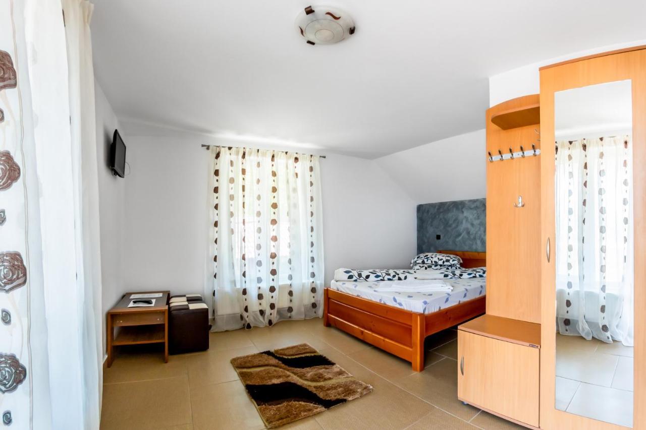 Casa Alex Hotel Novaci-Străini Eksteriør billede