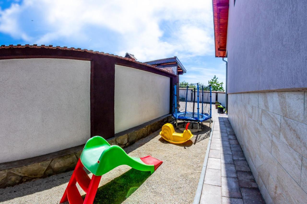 Casa Alex Hotel Novaci-Străini Eksteriør billede