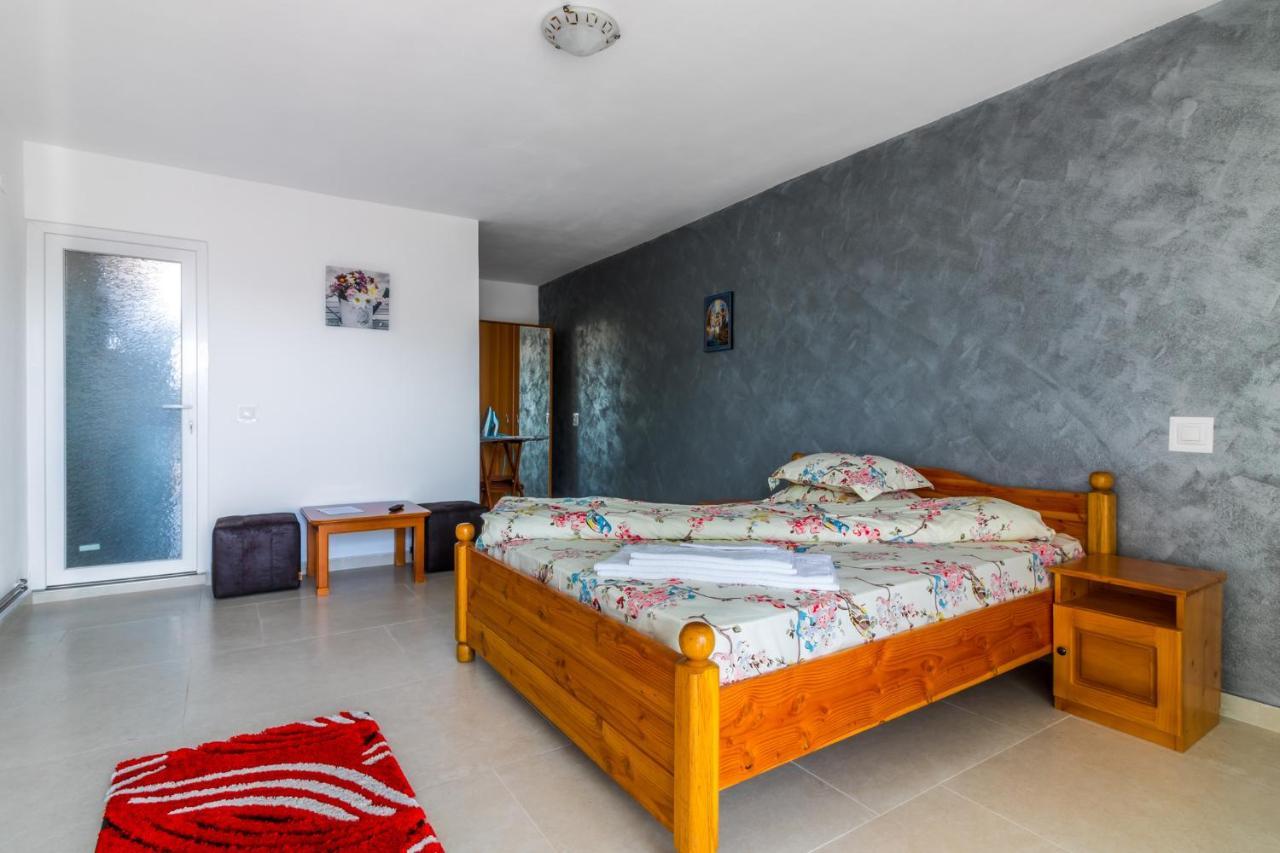 Casa Alex Hotel Novaci-Străini Eksteriør billede
