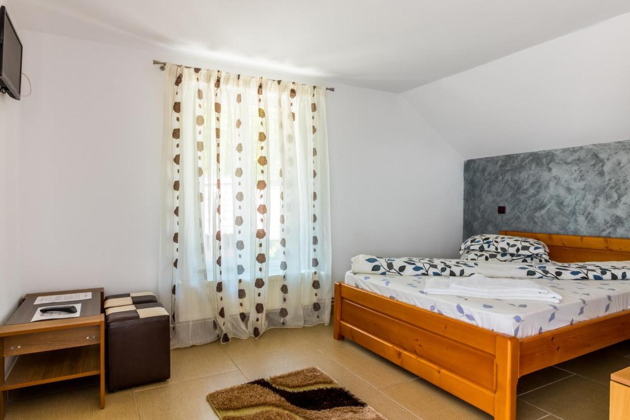 Casa Alex Hotel Novaci-Străini Eksteriør billede
