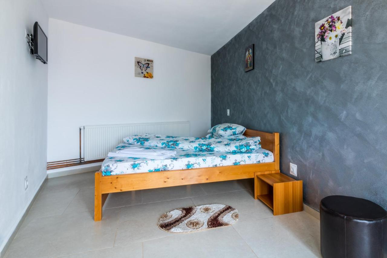 Casa Alex Hotel Novaci-Străini Eksteriør billede