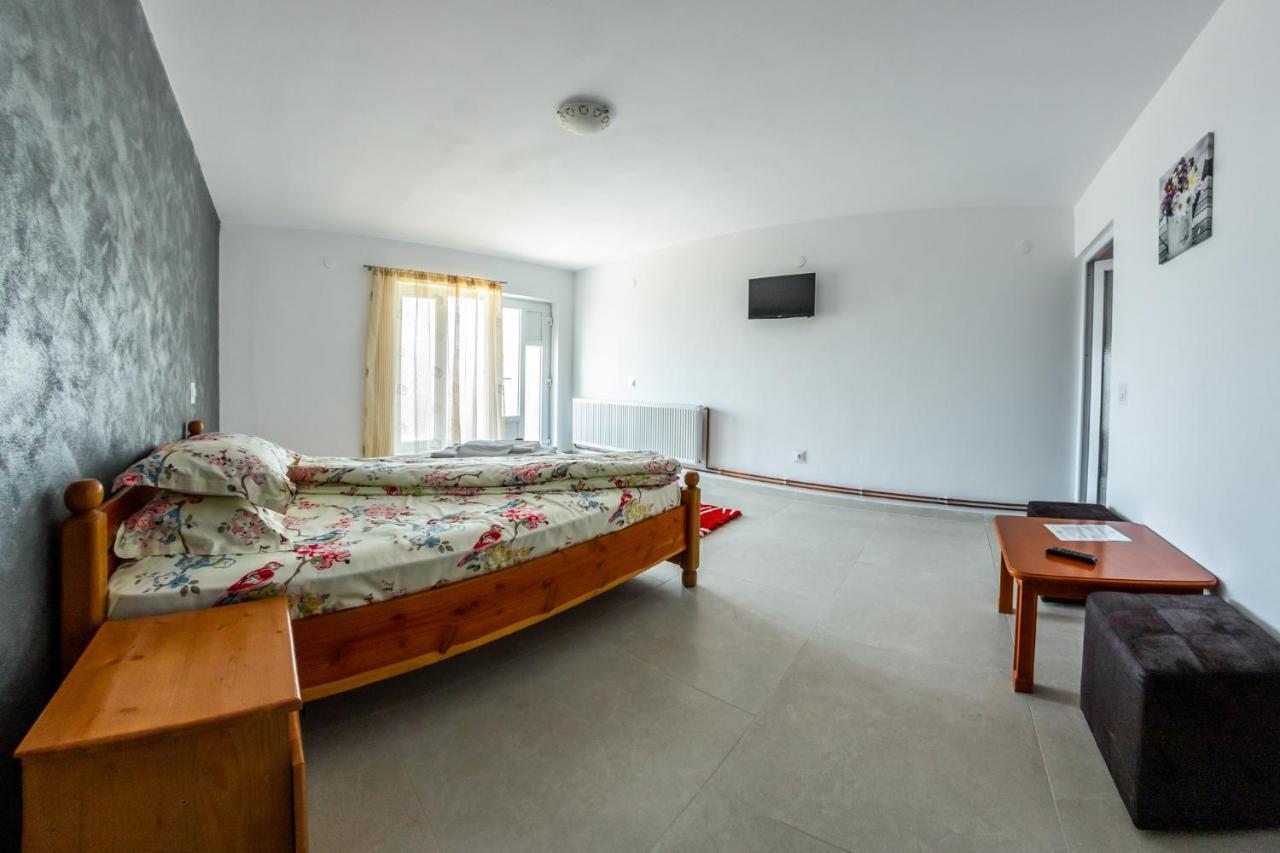 Casa Alex Hotel Novaci-Străini Eksteriør billede