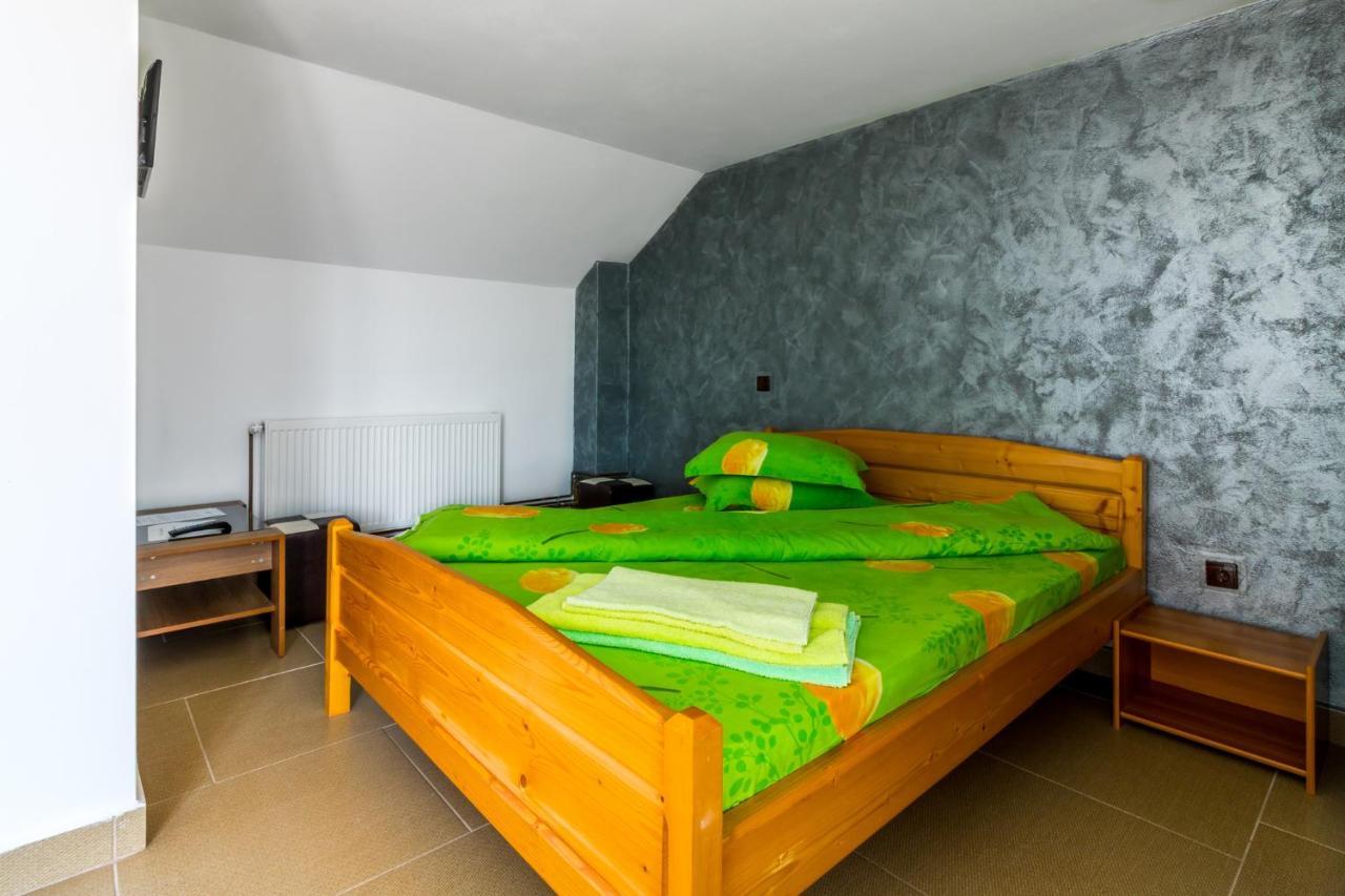 Casa Alex Hotel Novaci-Străini Eksteriør billede