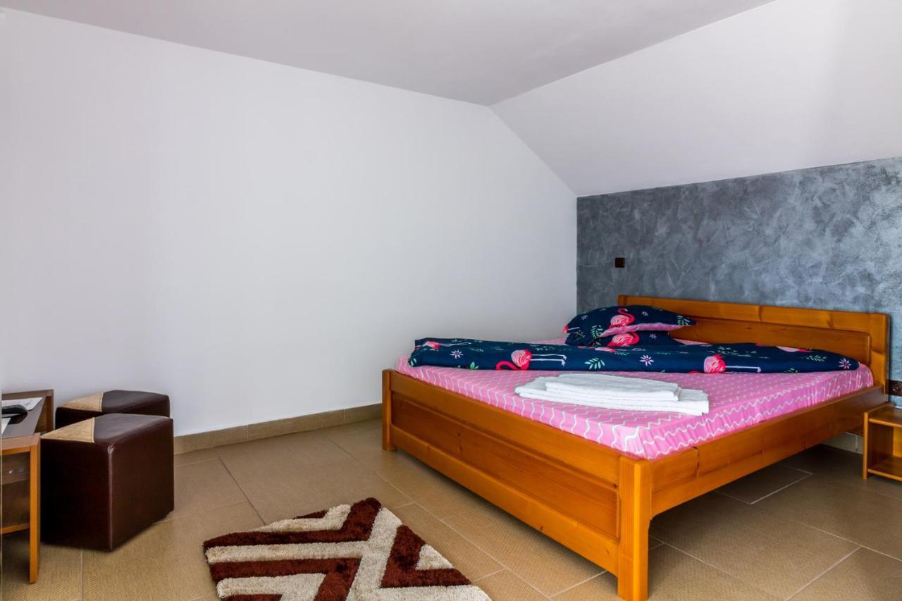 Casa Alex Hotel Novaci-Străini Eksteriør billede